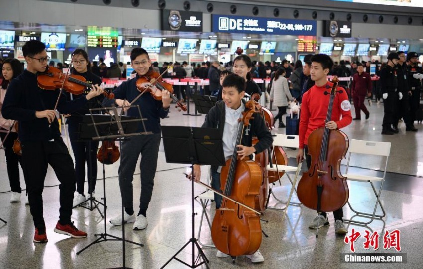 學生が「フラッシュモブ」で旅客を魅了 成都雙流國際空港