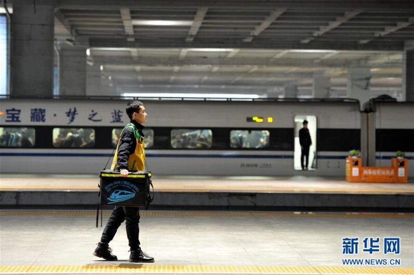 中國の高速鉄道と「競爭」繰り広げるデリバリー配達(dá)員