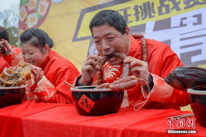 燻製食品大食い大會(huì)で王座目指し燻製魚(yú)にかぶりつく女性　中國(guó)