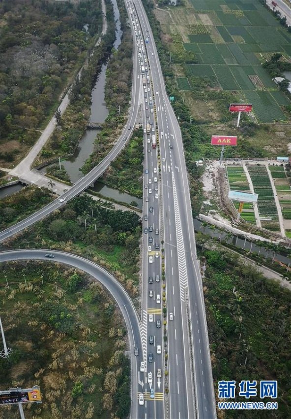 深セン交通警察が春運におけるヘリコプターによる初の道路探査実施