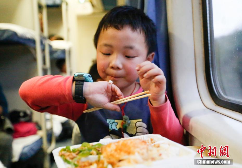 春運の列車で出會った「小さな旅客のかわいい表情」