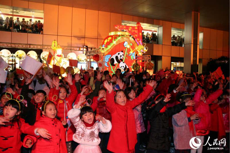 新春祝い大晦日の東京タワーも中國風(fēng)赤色にライトアップ