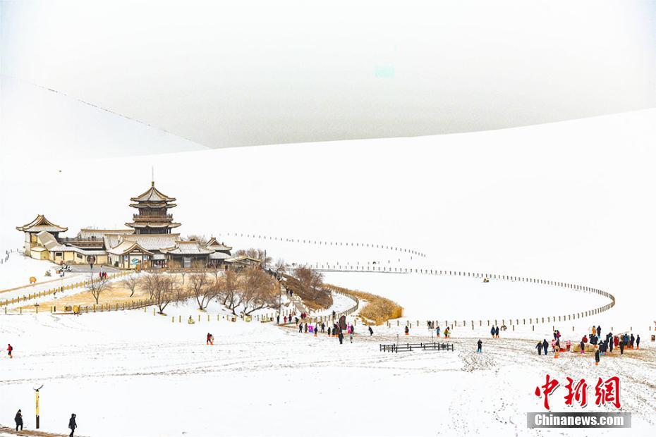 甘粛?敦煌で新春の雪景色　ゴビ砂漠も真っ白