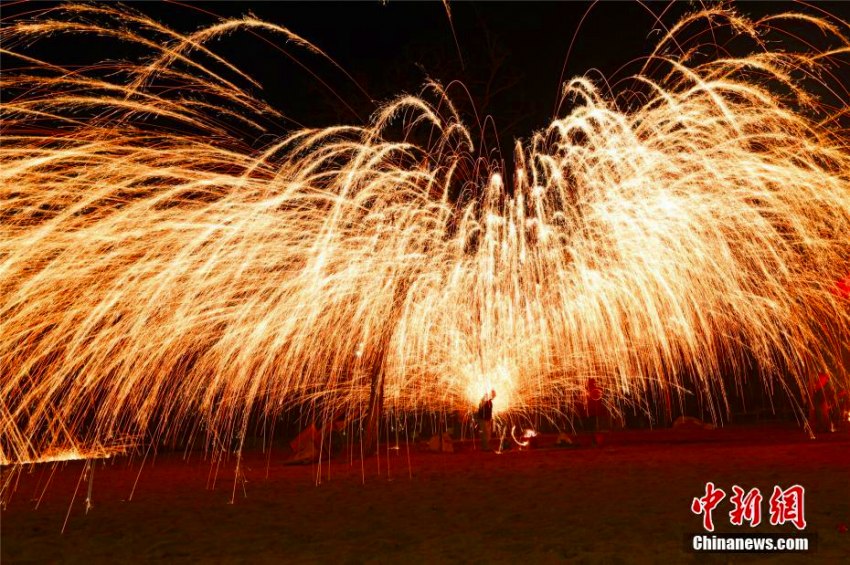 河南省の古都?開封市で鉄の花が夜空に舞うショー