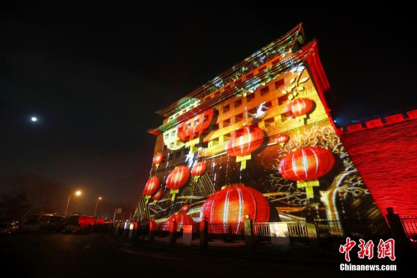 北京の徳勝門で元宵節祝うプロジェクションマッピングショー