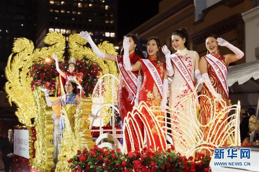 米サンフランシスコで春節祝うパレード