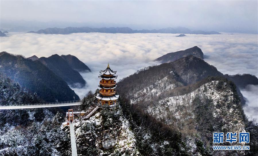 3月3日、塔雲山で雪と雲、もやがコラボし、絶景に（ドローンで撮影?陶明）。