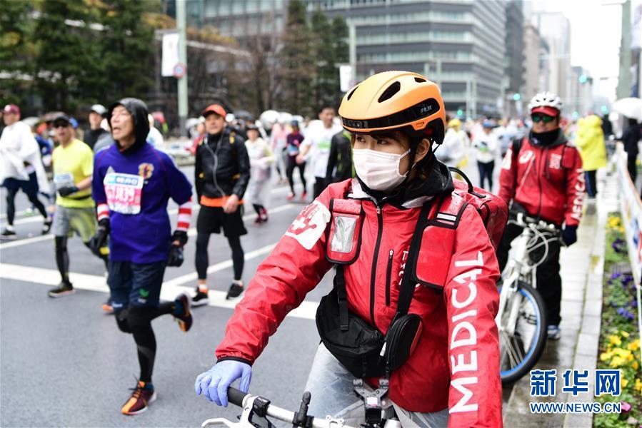 東京で3日、ヘルメットを裝著した東京マラソンレスキュー隊員が指示を待つ様子。（「第一反応」社提供）