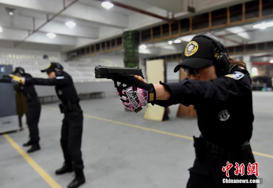 訓練中の女性特別警察の隊員（撮影?周毅）。