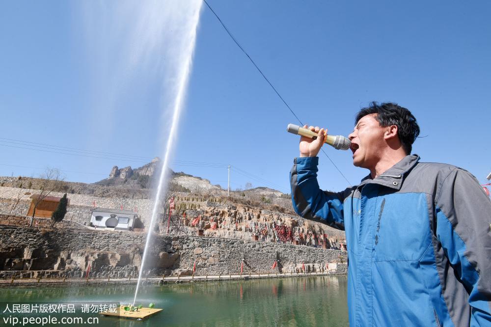 高らかに叫ぶと噴水が噴き出るおもしろアトラクション「喊泉」（寫真提供?人民図片/撮影?郝群英）。