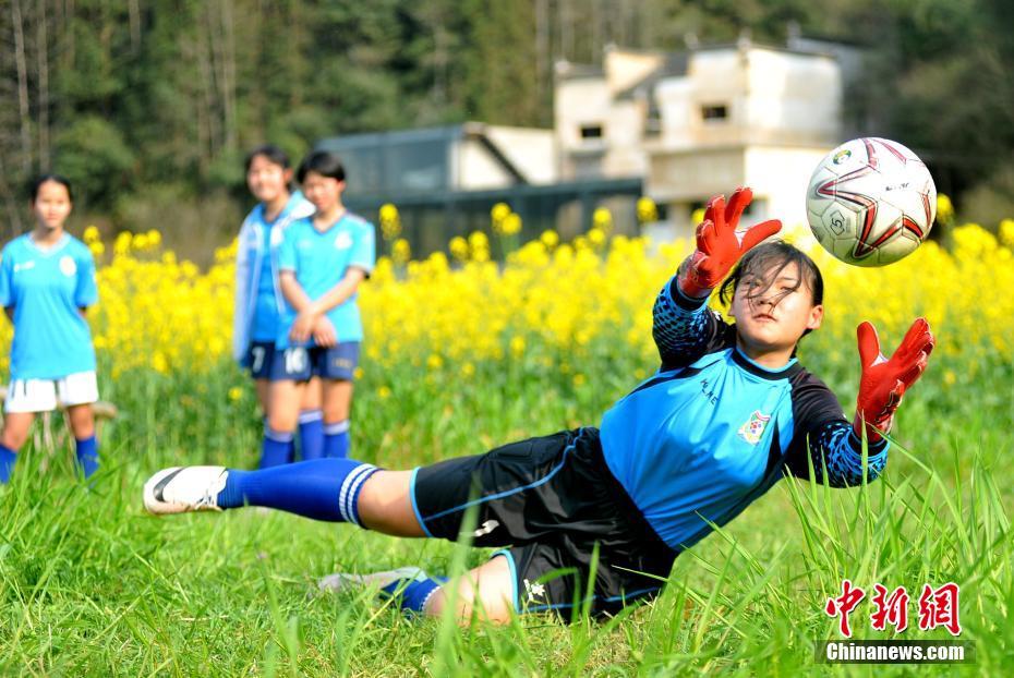 農地を「競技場」にしてサッカー楽しむ學生たち（撮影?卓忠偉）。