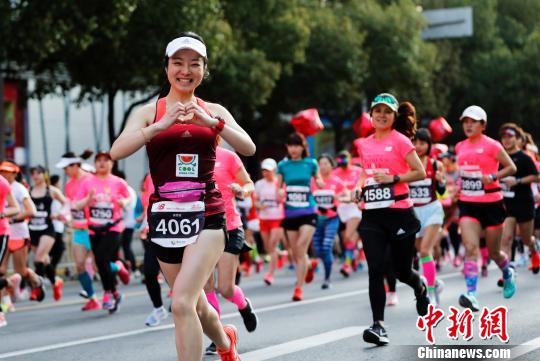 上海國際女子ハーフマラソン大會が開催　街が華やかな雰囲気に