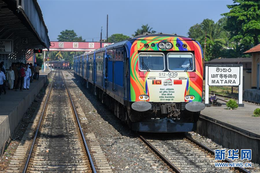 スリランカ南部のマータラ駅からベリアッタへ出発する列車（撮影?郭磊）。