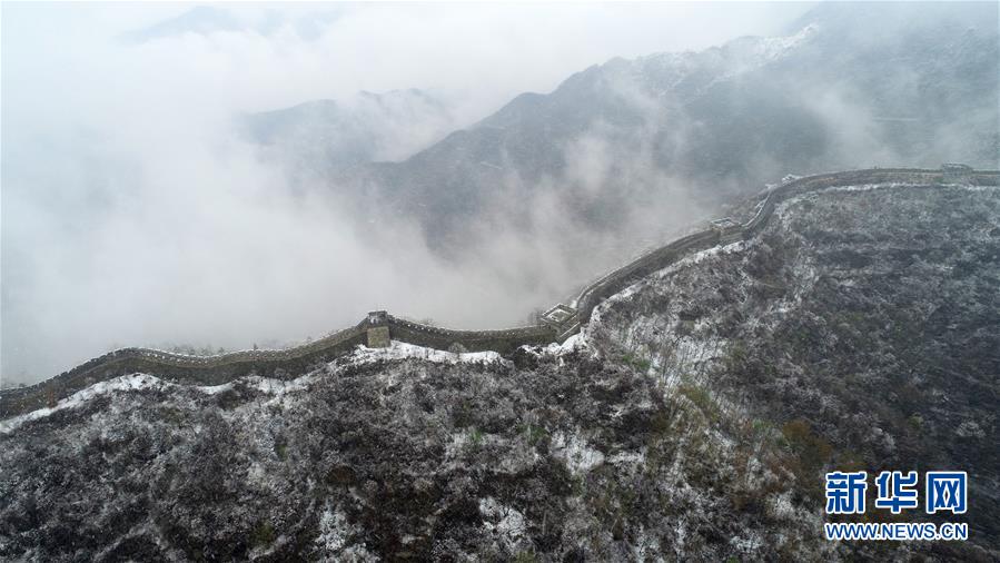 春の雪と雲(yún)海、長城、そしてすでに開花を迎えていた杏の花が創(chuàng)り上げた美しい風(fēng)景（ドローンによる撮影?卜向東）。