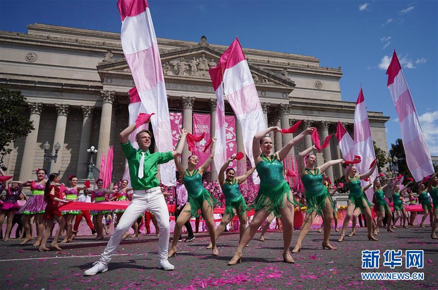 全米桜祭りのパレードで華やかなダンスを披露するダンサーたち（撮影?劉傑）。