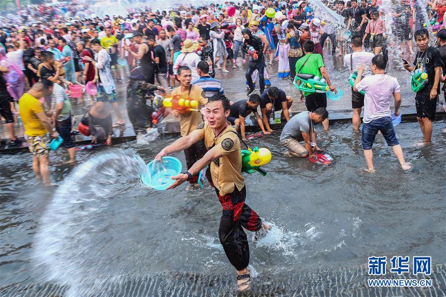 景洪市の水かけ広場で水かけ祭りに參加した人々（撮影?張玉薇）。