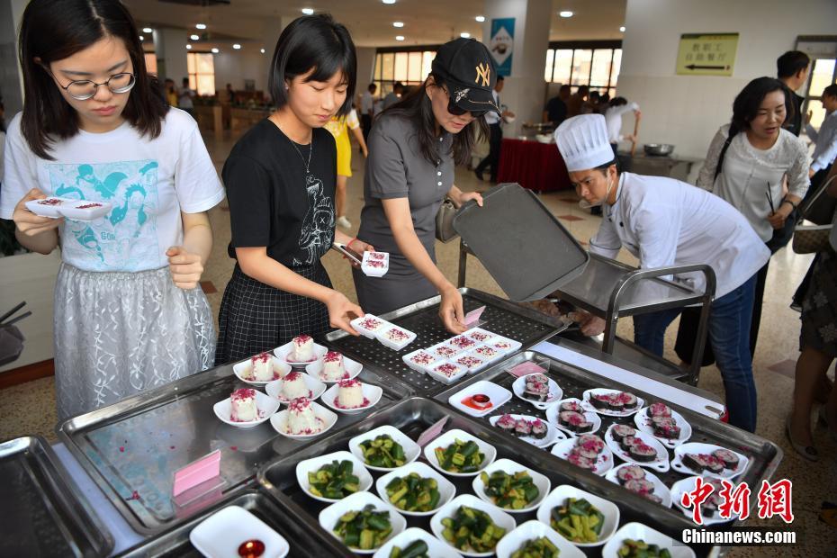 雲南大學の學食にバラを使った新メニュー　學生たちに人気