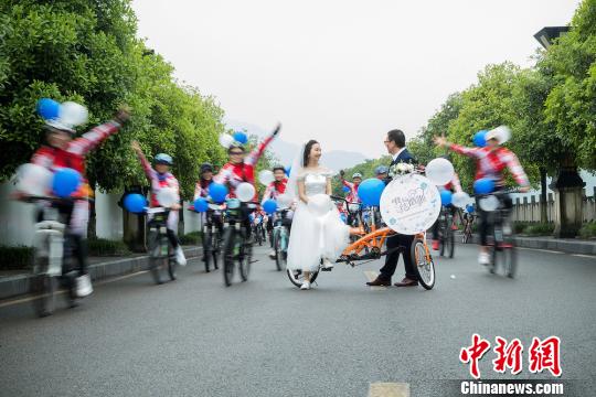 自転車による結(jié)婚式を挙げた新婚カップル（撮影?梁斌）。