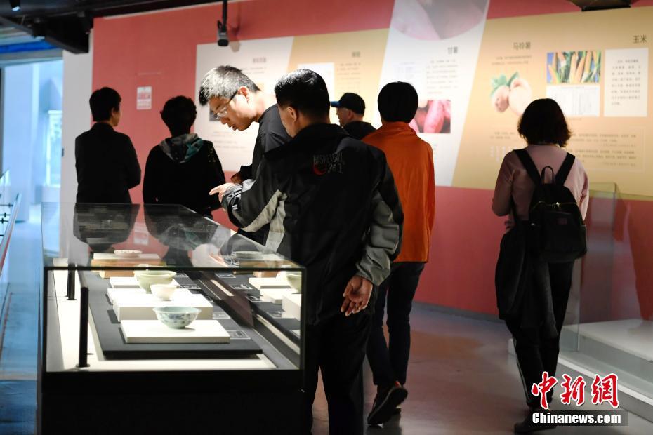 5月7日、成都博物館で開催された「食為天--食卓上の文化の旅」展を見學に訪れた來館者（撮影?安源）。