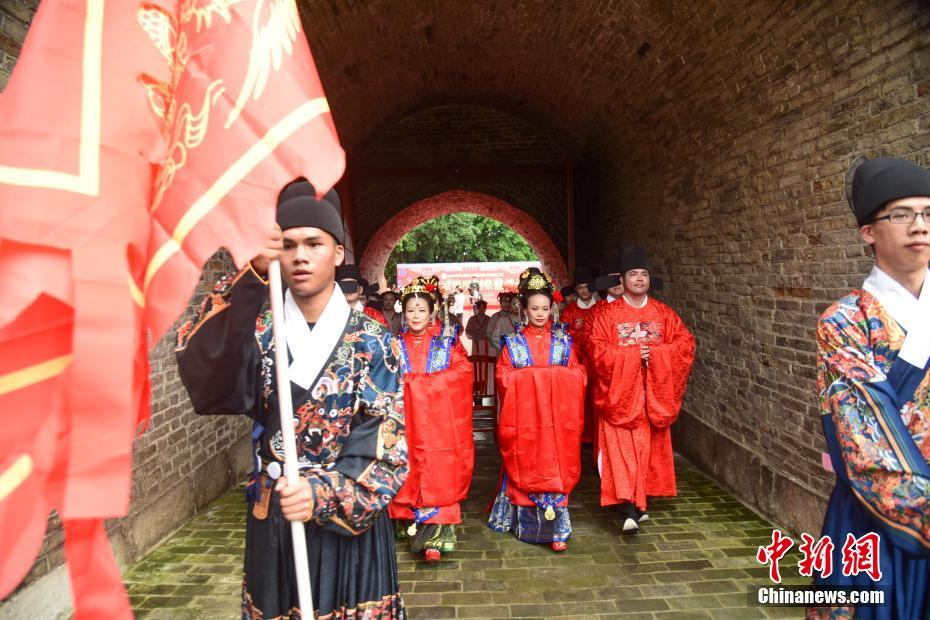 広西壯（チワン）族自治區(qū)柳州市の明代に建設された東門で結婚式を挙げるカップル6組（撮影?王以照）。