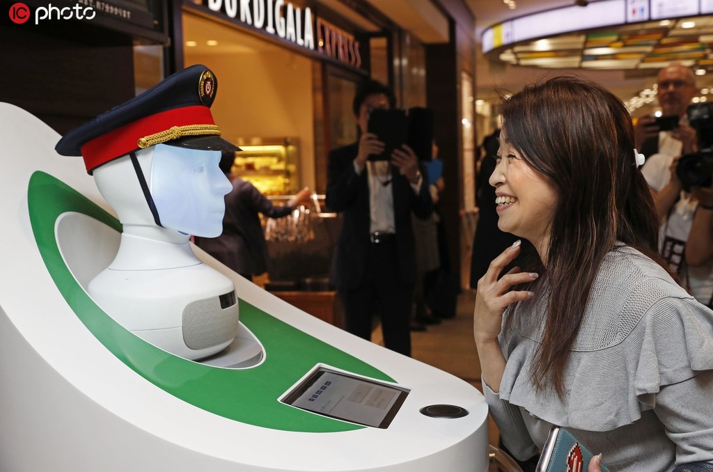 案內(nèi)ロボットの「セミ」に駅構(gòu)內(nèi)などの案內(nèi)をしてもらう乗客（寫真著作権は東方ICが所有のため転載禁止）。