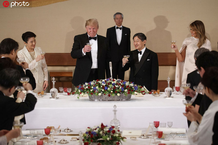 晩餐會で乾杯するトランプ大統領夫妻と徳仁天皇夫妻（寫真著作権は東方ICが所有のため転載禁止）。