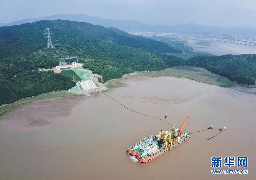 最終部分の海底ケーブルが2日、舟山市?大鵬山島のターミナルステーションに向かってゆっくりけん引された（ドローンで撮影）。