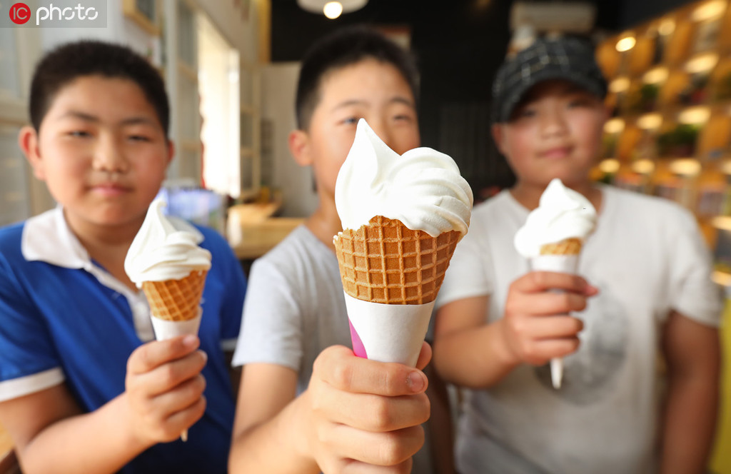 交換したアイスクリームを手にする子供たち（寫真著作権は東方ICが所有のため転載禁止）。