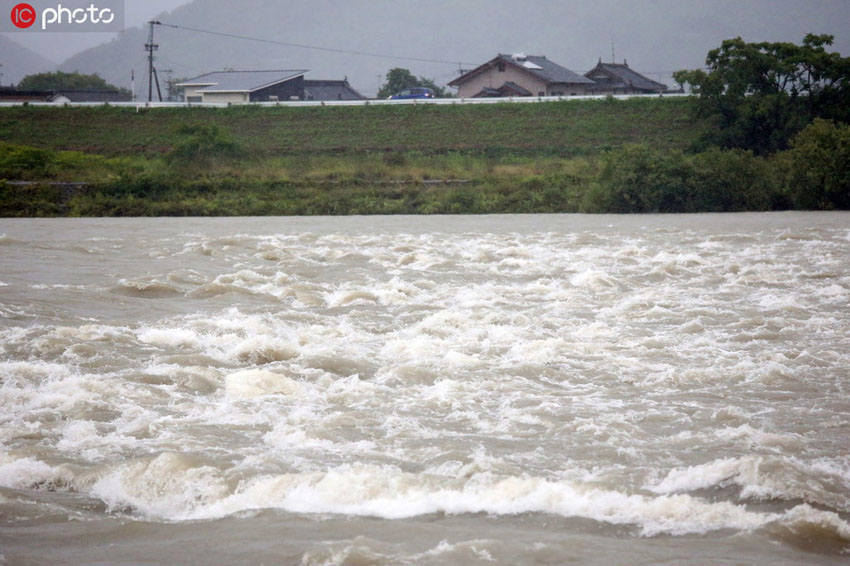 大雨で激しい流れとなっている熊本の河川（7月3日撮影?寫真著作権は東方ICが所有のため転載禁止）。 