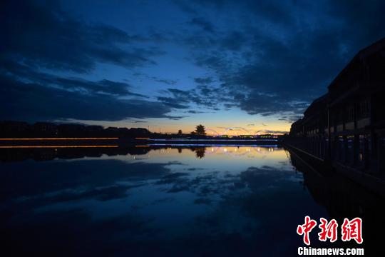 7月中旬、甘粛省嘉峪関市の討頼河の水面に映し出された夕焼け（撮影?韋徳占）。