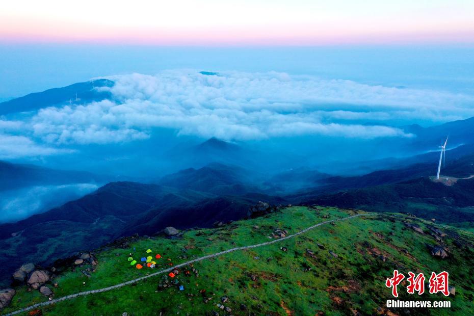 壯麗な雲海の日の出　江西省玉華山