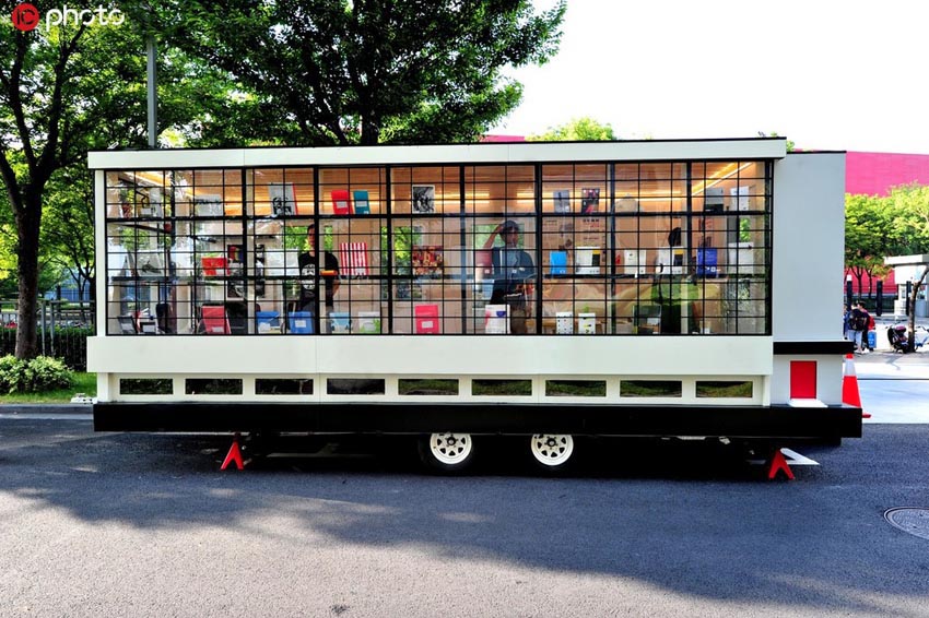 上海浦東にこのほどやって來たドイツの移動図書館「バウハウスバス」（寫真著作権は東方ICが所有のため転載禁止）。 