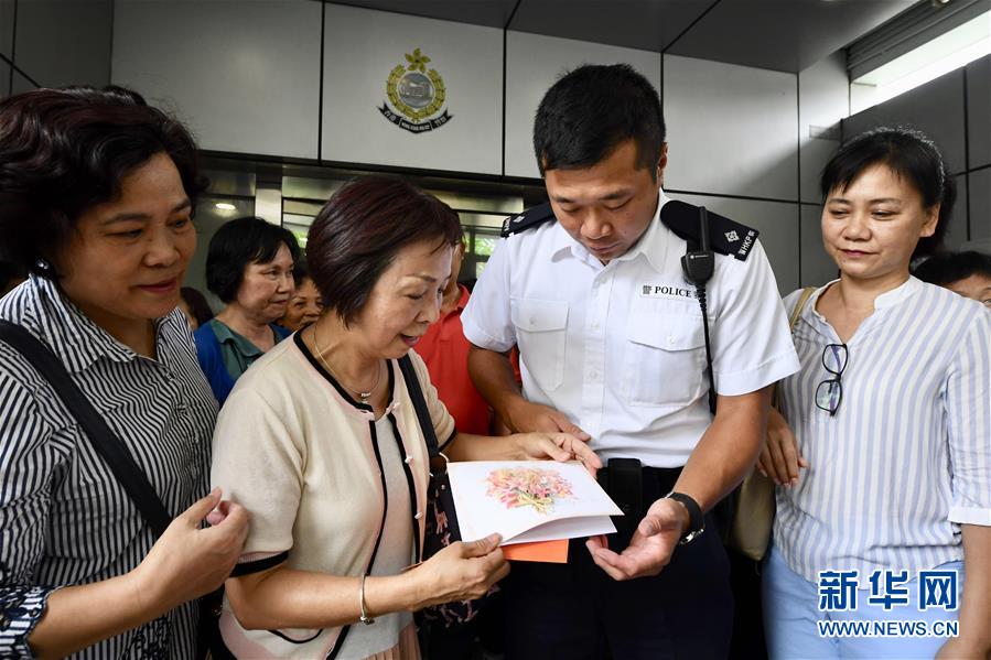 8月10日、観塘警察署で警察に慰問カードを贈(zèng)る市民。（撮影?新華社記者 呂小煒）