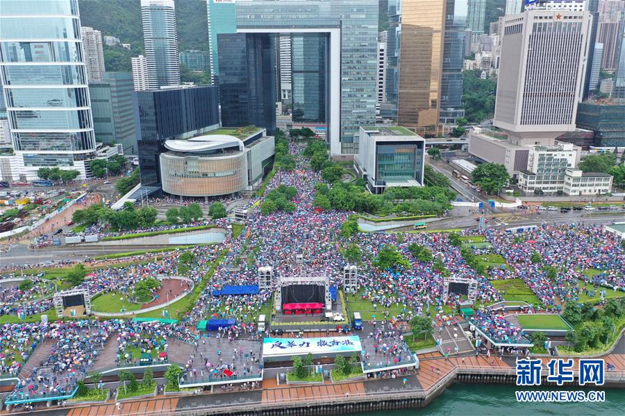 香港各界の人々が集まって金鐘の添馬公園で行われた「暴力反対、香港を救おう」集會の様子（8月17日にドローンで撮影?呂小煒）。