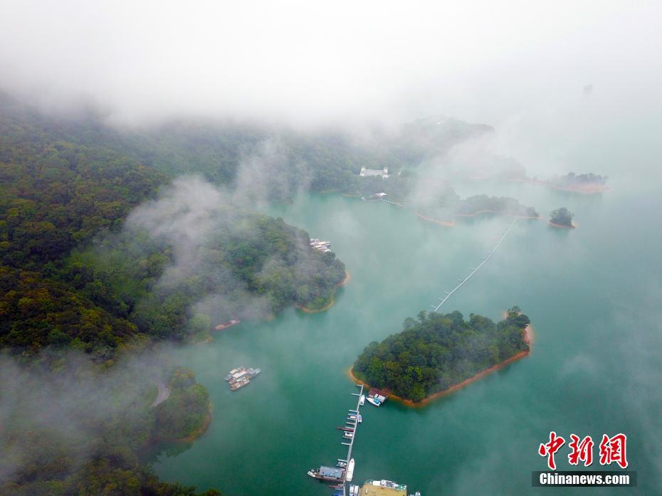 上空から見た萬緑湖（8月17日、撮影?姫東）。