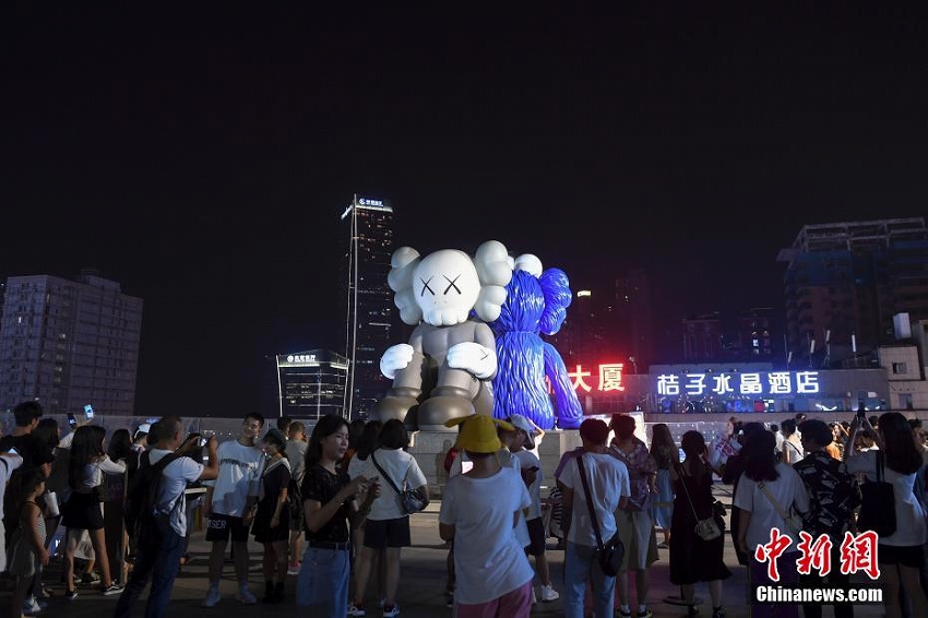 8月21日夜、湖南省長沙市の長沙國際金融センターの屋上テラスに集まった大勢の市民。（撮影：楊華峰）