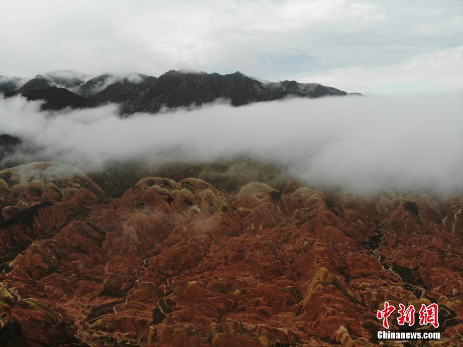 赤土の「七彩丹霞」に雲(yún)海広がる奇観　甘粛省張掖