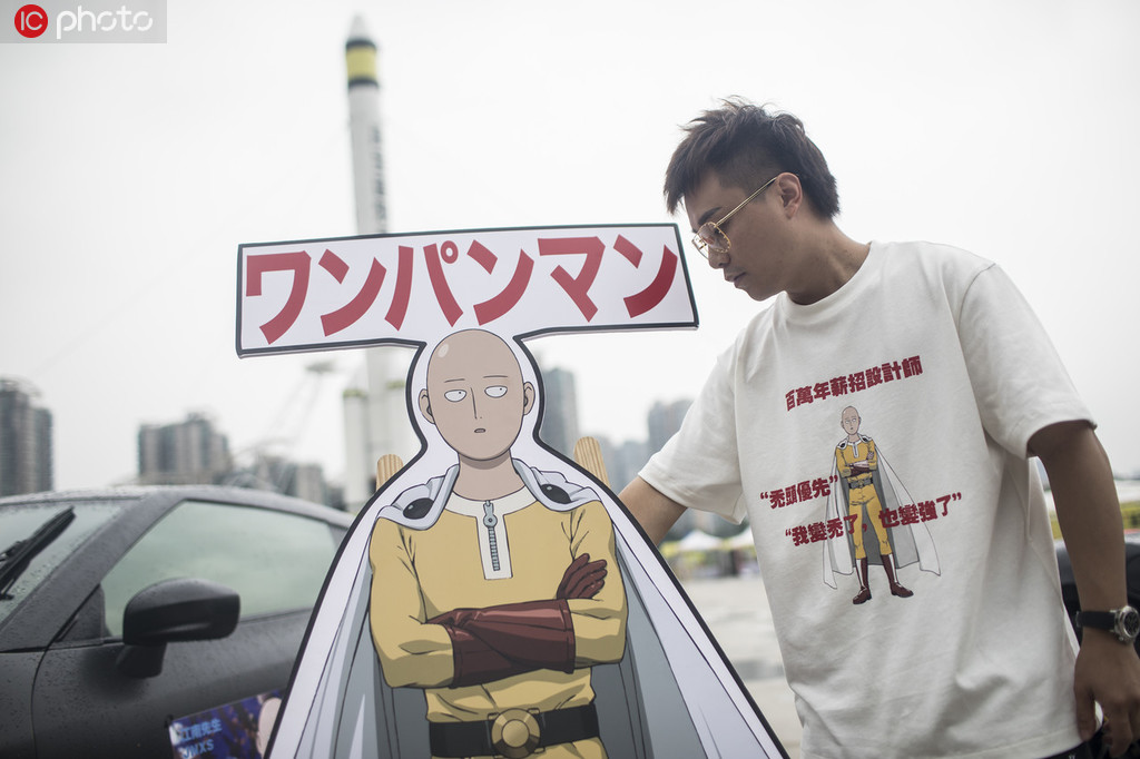 「ワンパンマン」のデザインされた求人募集Tシャツを著た方源さん（寫真著作権は東方ICが所有のため転載禁止）。