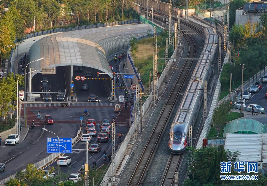 9月26日、北京市の手帕口橋付近を走る北京西駅発大興空港駅行きのC2701號列車（撮影?邢広利）。 