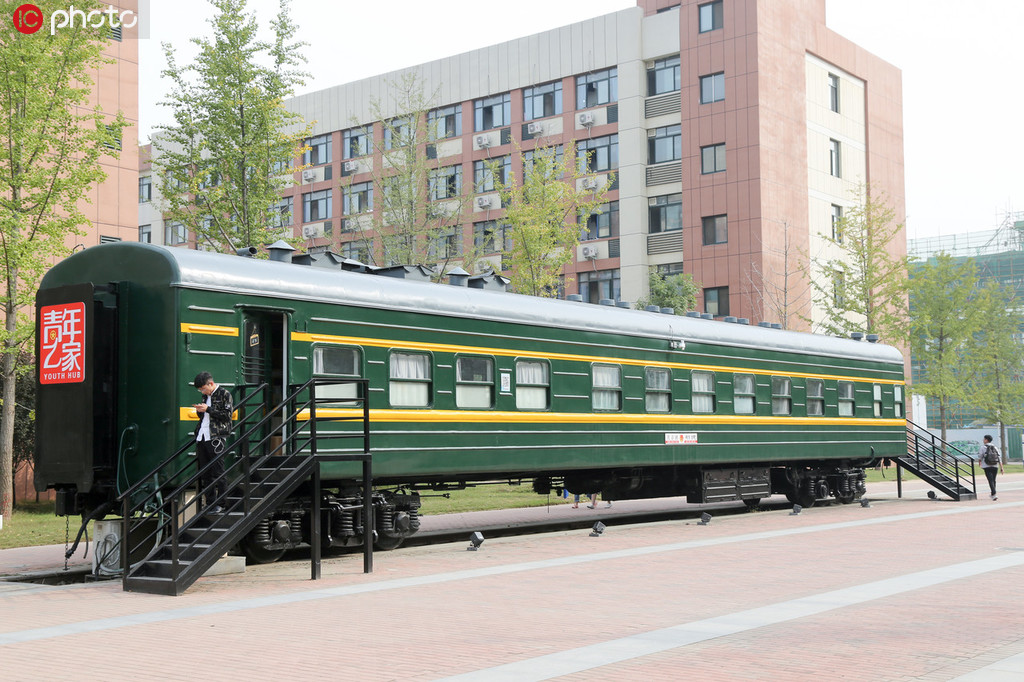 旅行気分で読書を楽しめる？鉄道車両を利用した「ブックバー」　河南省