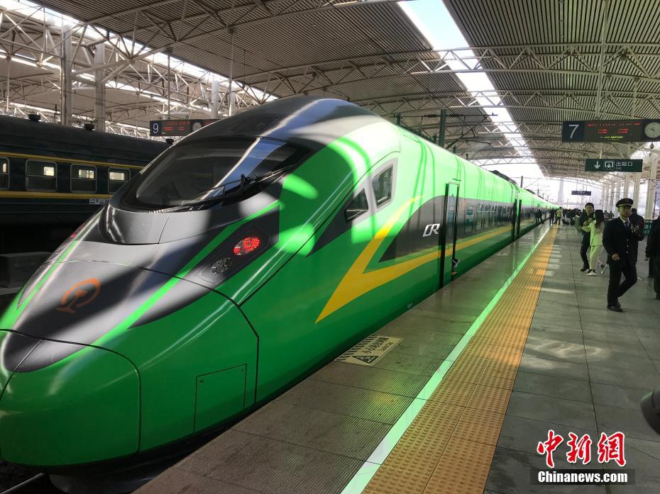 高速鉄道復(fù)興號(hào)の新型列車(chē)「緑巨人」（撮影?李淑娟）。 