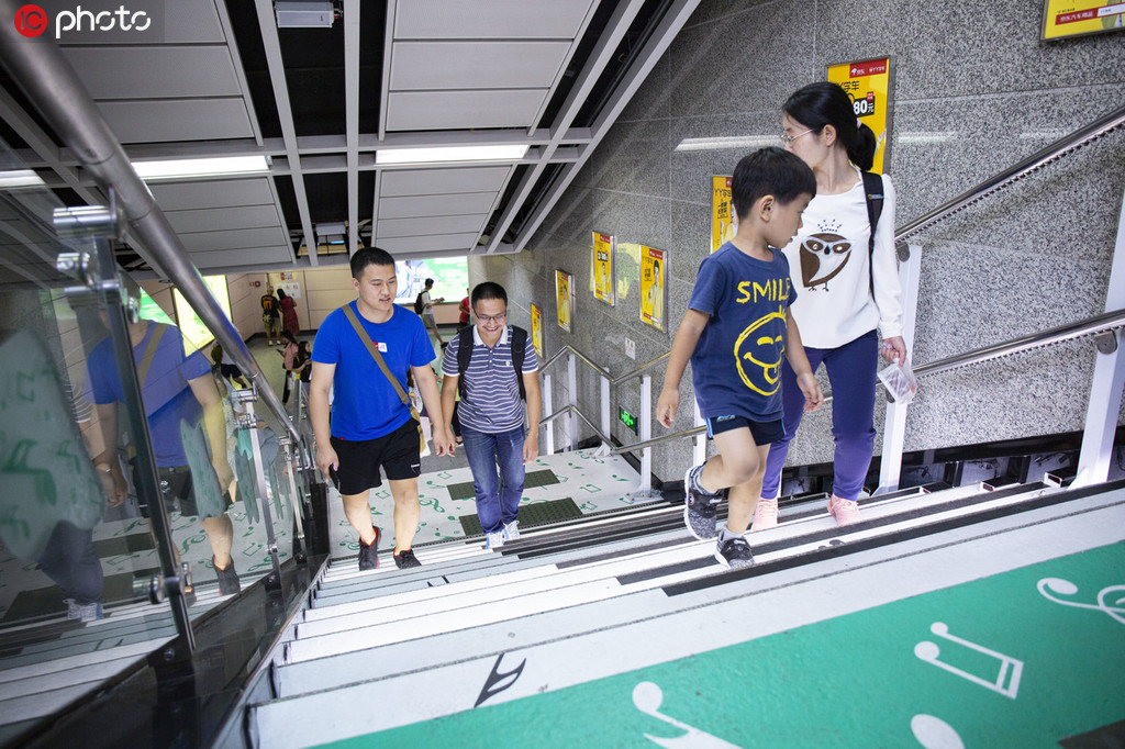 広州地下鉄マラソンの開(kāi)催期間中、広州塔駅B出口に設(shè)置されている「音楽階段」（寫(xiě)真著作権は東方ICが所有のため転載禁止）。 