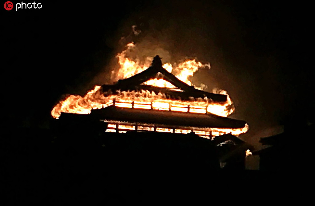 火災で激しく燃える沖縄の首里城（寫真著作権は東方ICが所有のため転載禁止）。 