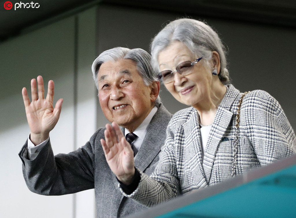 ラグビーW杯の3位決定戦を観戦する明仁上皇と美智子上皇后（寫真著作権は東方ICが所有のため転載禁止）。 