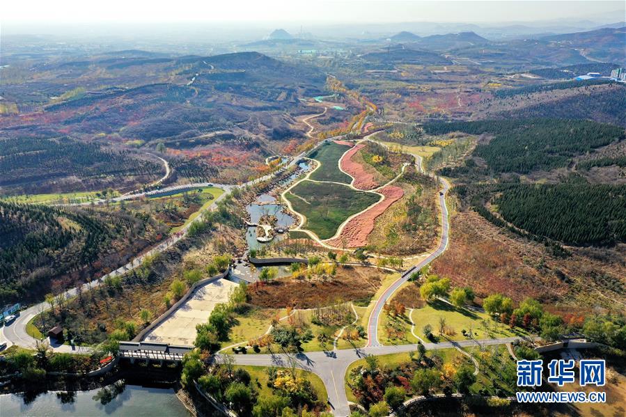 11月14日、ドローンで撮影された河北省邯鄲市叢臺區の紫山公園（撮影?牟宇）