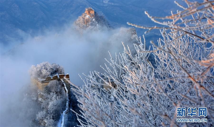 北京市壊柔區の箭扣長城の雪景色（11月30日、撮影?卜向東）。