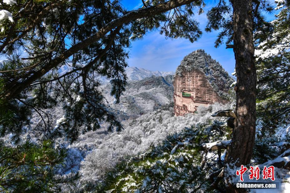 雪化粧がほどこされた麥積山石窟（撮影?陳治平）。