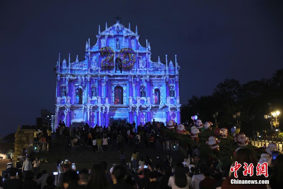 12月16日、澳門（マカオ）地區の聖ポール天主堂跡で、マカオ?ライトフェスティバルの一環として行われたプロジェクションマッピングの様子（撮影?盛佳鵬）。 