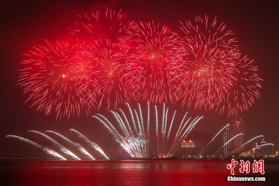 マカオ地區祖國復帰20周年を祝う花火大會の様子（（撮影?謝光磊）。