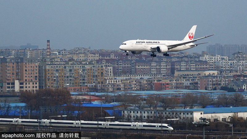 來年3月から大連と上海に新たな路線を就航することになった日本航空（寫真著作権はsipaphoto.comが所有のため転載禁止）。